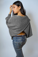 Cross-over sweater at the back