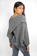 Cross-over sweater at the back