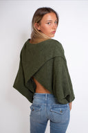 Cross-over sweater at the back