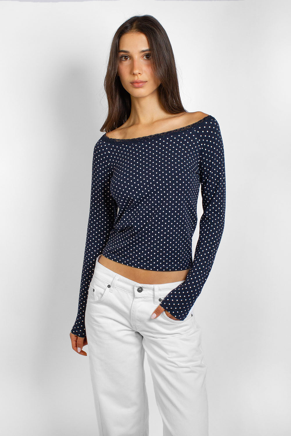 T-shirt with a boat neckline and lace – Subdued