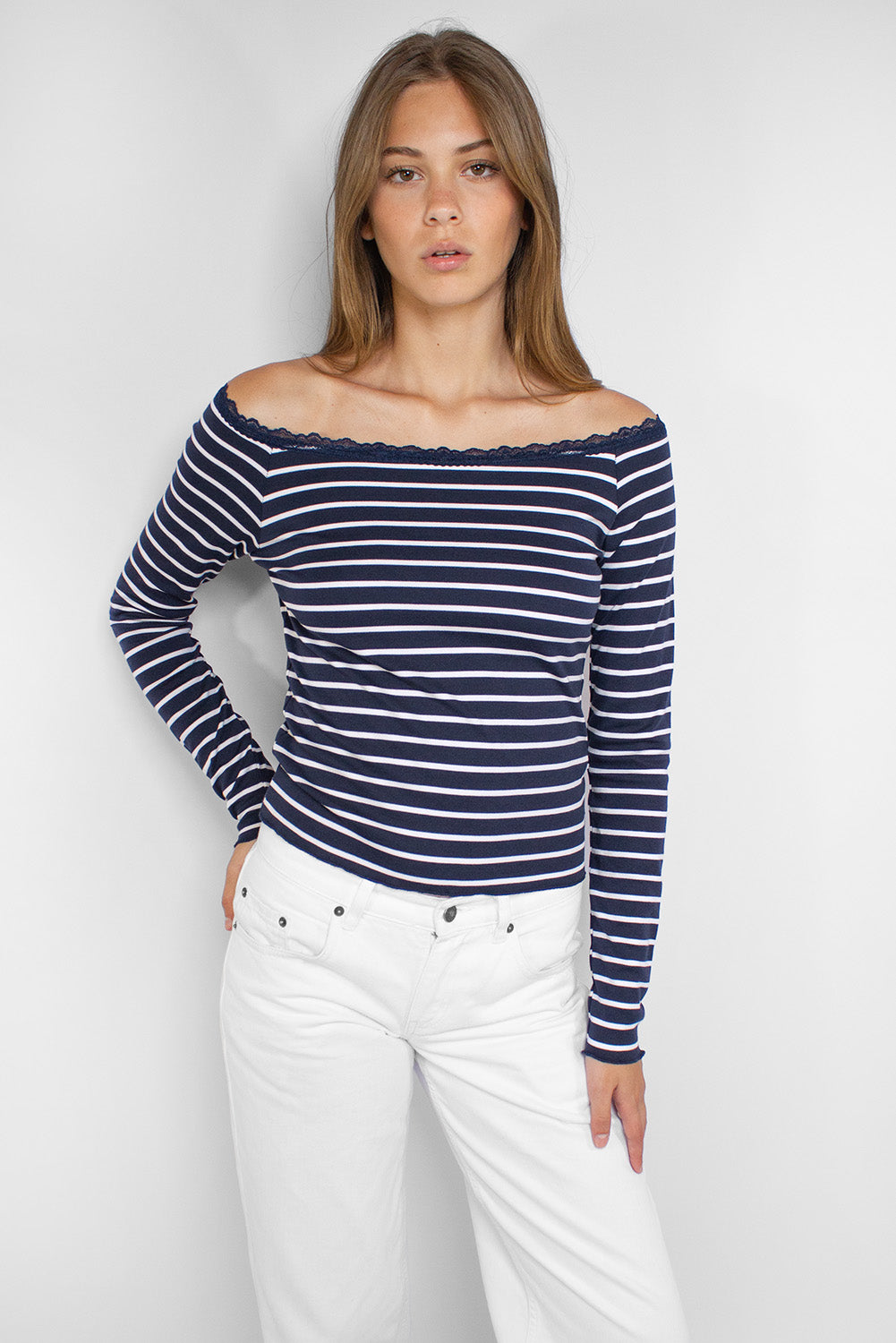 Boat neck T-shirt with lace – Subdued