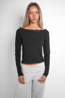 T-shirt with a boat neckline and lace