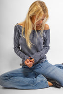 Boat neck T-shirt with small buttons